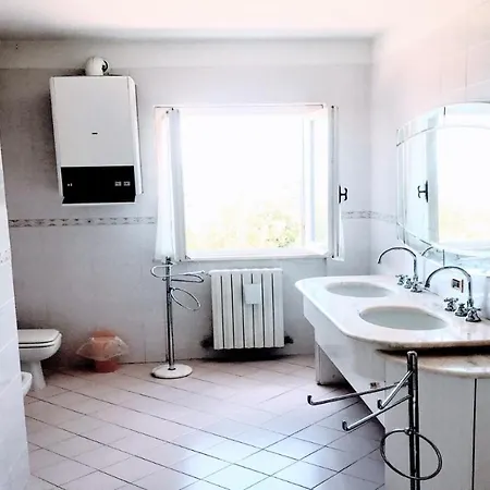 Villa Vallocchia - sleeps 18 Exclusive poolgrounds Spoleto 10 mins Rome 1 hr *