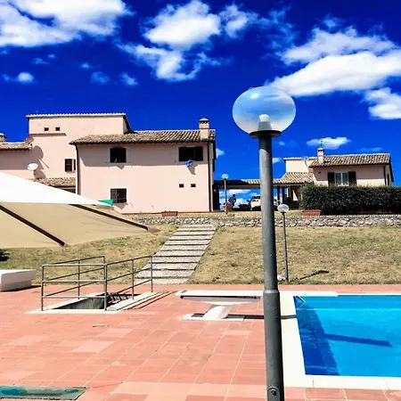 Villa Vallocchia - sleeps 18 Exclusive poolgrounds Spoleto 10 mins Rome 1 hr *